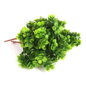 Gedetailleerd close-up van kunstmatige groene aardbeibladeren, ideale plantenwand accessoire.