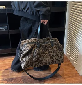 Borsa da viaggio sportiva con stampa leopardata alla moda per donna, grande capacità.