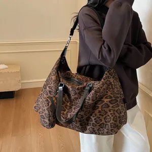 Borsa da viaggio leopardata alla moda da donna, grande shopper a tracolla e tote bag.