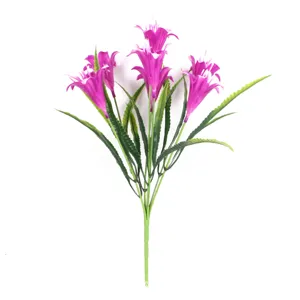 Détail en gros plan d'un bouquet de fleurs artificielles lierres violettes aux feuilles vertes.