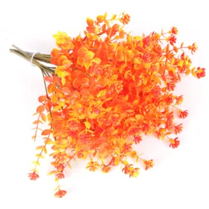 Gedetailleerd overzicht van kunstmatige oranje varen, Perzisch gras voor wanddecor