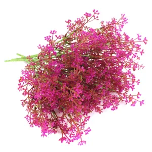 Detailansicht der leuchtend fuchsiafarbenen künstlichen Schleierkrautblüten aus weichem PU.
