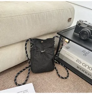 Borsa a tracolla a quadretti per cellulare con cinturino in corda regolabile