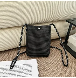Primo piano di una mini borsa a tracolla leggera a scacchi in stile giapponese