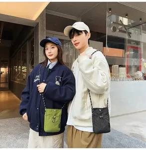 Vista street style di modelli che indossano borse per cellulari a tracolla giapponesi