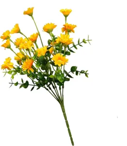 Vue détaillée de la branche de fleurs de marguerite jaune artificielle avec des feuilles.
