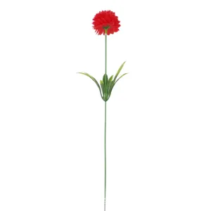 Detailansicht einer einzelnen roten künstlichen Chrysantheme mit einem grünem Stiel