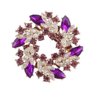 Detaillierte Makroansicht einer Vintage-Blumenbrosche mit lila und rosa Strass