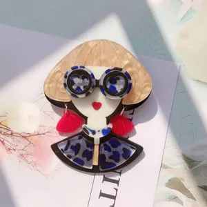 Primer plano de un broche de acrílico para niña con gafas de corazón leopardo azul.