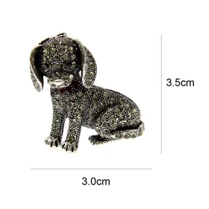Vista dettagliata della spilla vintage a forma di cane con strass grigi e misure 3,5cm