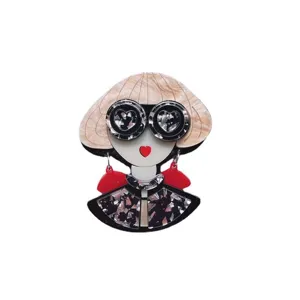 Primer plano de broche de acrílico de niña con peinado bob y gafas de corazón