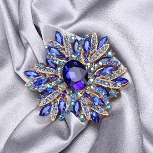 Inquadratura macro dei dettagli dell'artigianato di una spilla floreale in cristallo blu