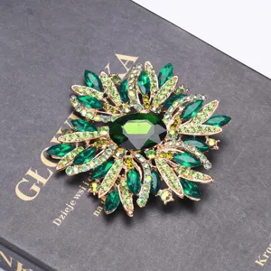 Squisita spilla a fiore in cristallo verde con eleganti dettagli artigianali