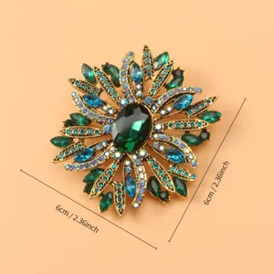 Spilla vintage a stella con cristalli verdi e blu e indicazione della misura 6 cm.