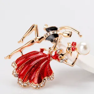 Primo piano spilla ballerina con vestito in smalto rosso, perla bianca e cristalli