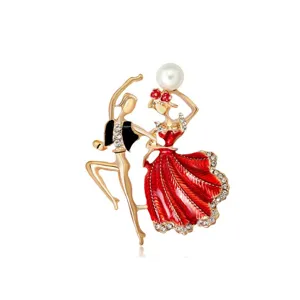 Dettaglio dell'elegante spilla ballerina di danza con smalto rosso e cristalli lucidi