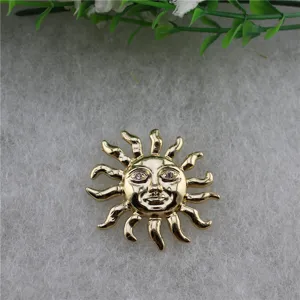 Vue détaillée d'une broche soleil vintage dorée avec visage céleste et yeux en cristal
