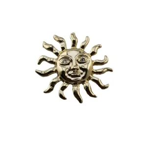 Broche soleil dorée de style vintage avec visage et yeux en cristal étincelant