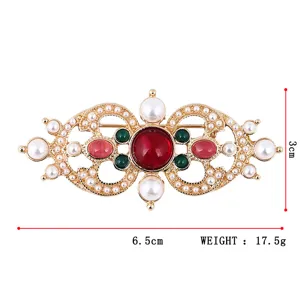 Detailed macro view of vintage Baroque brooch with dimensions 6.5x3cm and weight 17.5g