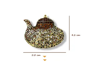 Detailansicht einer exotischen goldenen Teekannen-Brosche mit Strass und Maßen