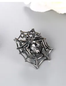 Detailaufnahme der Vintage-Spinne-Brosche mit grauem Kristall-Tropfen