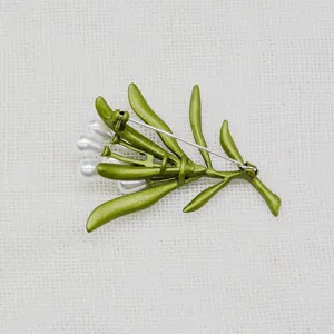 Vista posterior detallada del broche de hoja esmaltada verde vintage con perlas
