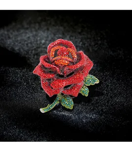 Nahaufnahme der vintage mit funkelnden Strass besetzten roten Rosenbrosche für Damen