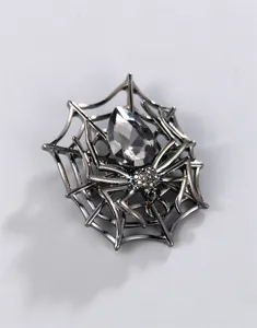 Vintage Spinnenbrosche in Gunmetal mit großem grauem Kristall auf einem Netz-Design
