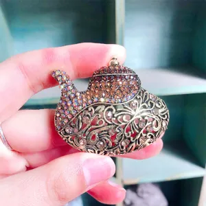 Vintage Teekannen Brosche mit goldener Filigranarbeit und funkelnden bunten Strasssteinen