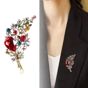 Broche bouquet en cristal vintage coloré sur le revers d'un blazer noir élégant