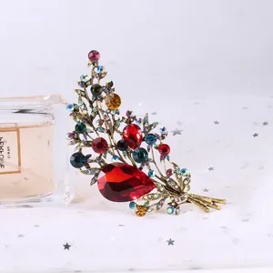 Détail d'une broche bouquet en cristal vintage avec d'élégants accents de strass rouges