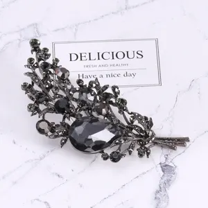 Vue détaillée d'une élégante broche bouquet vintage avec cristaux gris et strass