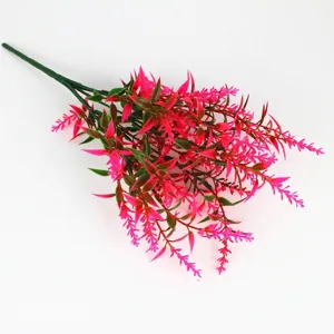 Vue détaillée d'un bouquet de lavande artificielle rose vif décoratif