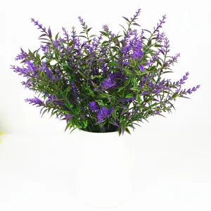 Bouquet de lavande artificielle dans un vase blanc pour décoration de bureau