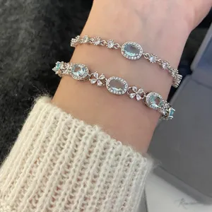 Gros plan détaillé de bracelets élégants en topaze bleu ciel et argent sur un poignet
