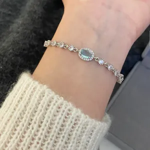 Détail d'un élégant bracelet en argent avec topaze bleue et pierres de zircon