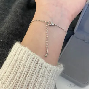 Gros plan du fermoir et de la chaînette d'extension d'un bracelet en argent