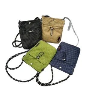 Borsa per cellulare leggera a griglia con tracolla in corda disponibile in quattro colori