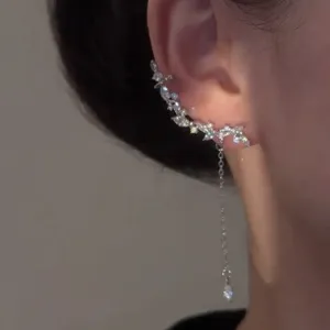 Primo piano di un elegante ear cuff in argento con nappine di zirconi scintillanti