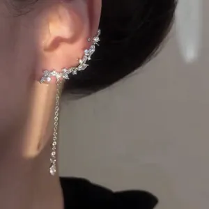 Dettaglio dell'orecchino a lobo in argento con nappe in zircone scintillante e goccia.