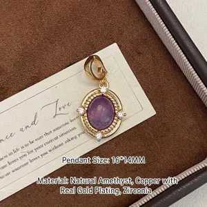 Vue macro détaillée d'un pendentif ovale plaqué or avec améthyste naturelle et zircons