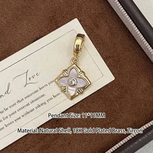 Vue détaillée d'un élégant pendentif fleur en or avec nacre dans un écrin de bijoux