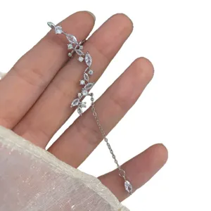 Ear cuff in argento con foglie di zirconi e catena lunga