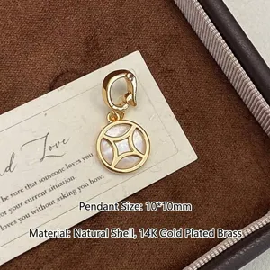 Vue macro détaillée d'un pendentif circulaire doré avec incrustation de nacre