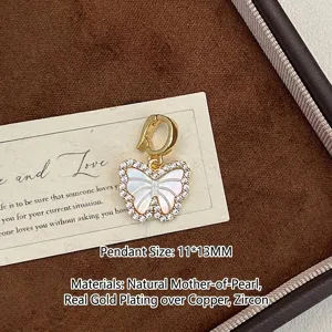 Vue macro d'un pendentif papillon avec nacre et détails en zircone