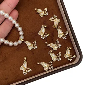 Élégant pendentif papillon doré avec coquille naturelle et zircon pour colliers de luxe.