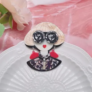 Broche de acrílico con chica de dibujos, gafas de corazón y pendientes rojos chic