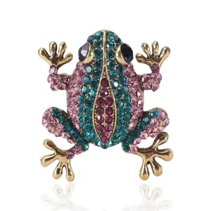 Primer plano detallado de un broche de rana retro con brillantes diamantes