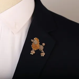 Vue détaillée d'une élégante broche caniche en strass orange épinglée sur un revers de costume noir
