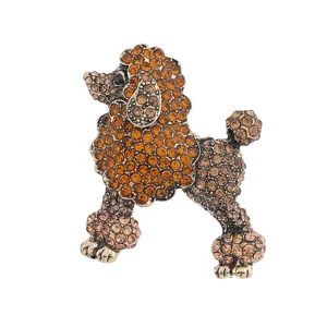 Vue détaillée d'une broche caniche vintage ornée de strass orange étincelants de qualité